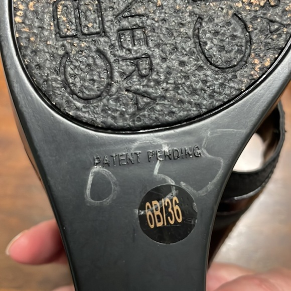 BCBG black patent wedge - Sz 6 - Picture 8 of 8